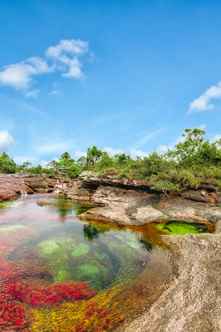 Illustration for article titled Absolutely Stunning Examples Of Lakes And Rivers With Unearthly Colors
